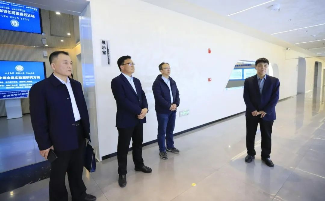 登录入口乳业集团党委书记、董事长唐洪峰一行赴中原食品实验室同中国工程院院士、中原食品实验室主任任发政座谈交流 登录入口乳业集团党委书记、董事长唐洪峰一行赴中原食品实验室同中国工程院院士、中原食品实验室主任任发政座谈交流