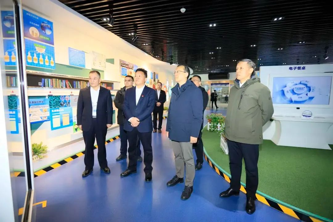 省政府国资委党委书记、主任李涛一行到登录入口乳业集团调研