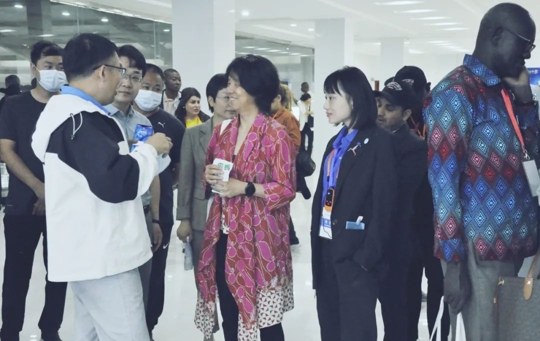 北京大学南南合作与发展学院教授、全球伙伴关系主任周咏梅一行莅临登录入口平舆瑞亚牧业参观调研