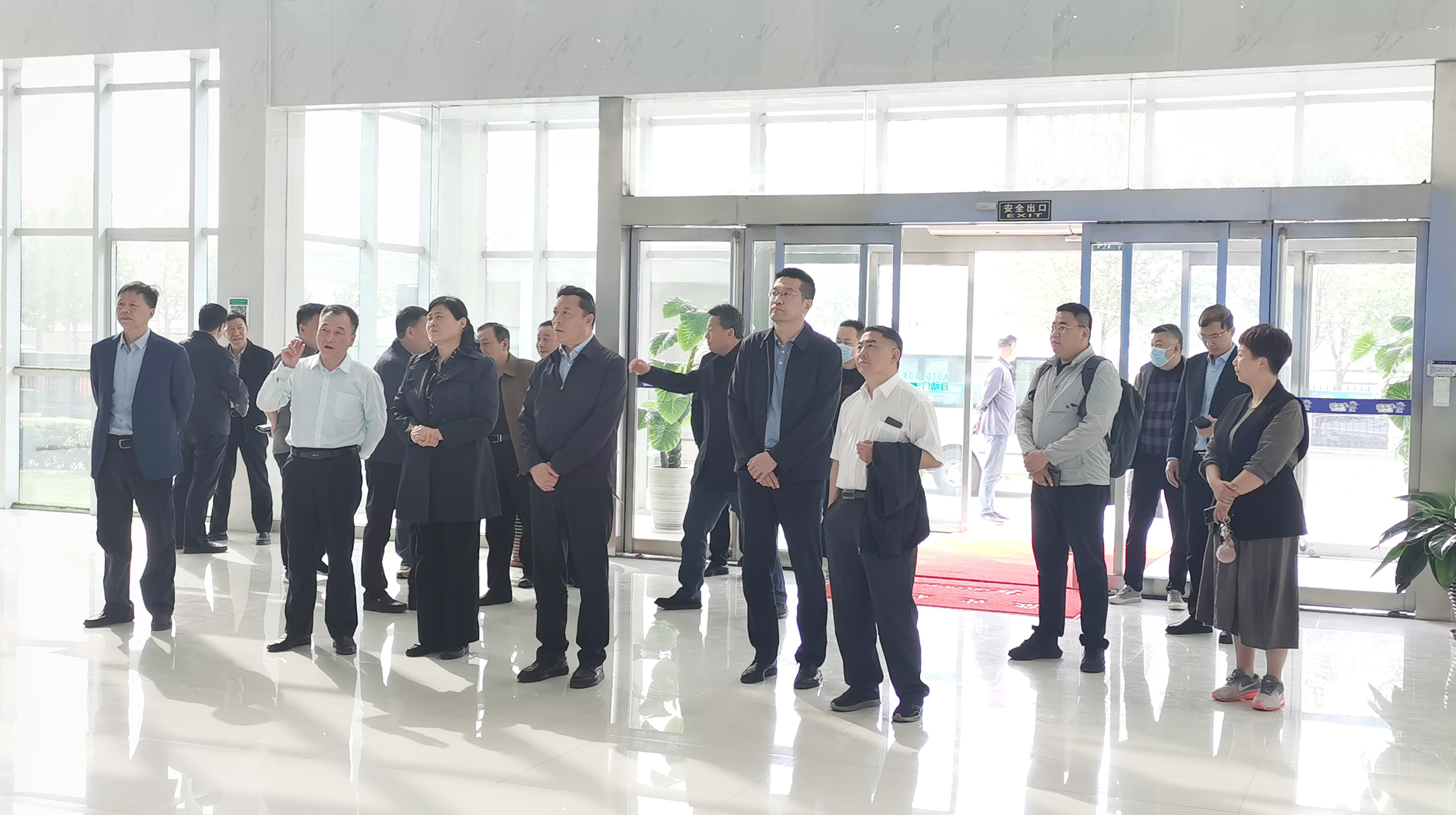 登录入口丨沈阳市人大常委会副主任曹鹏一行莅临登录入口考察座谈