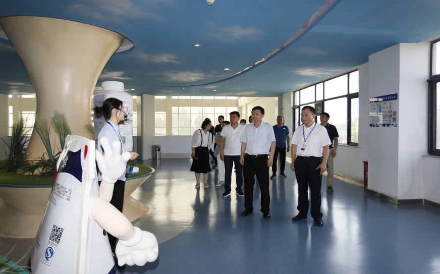 快讯|郑州市二七区委副书记、区长虎荣鑫莅临河南登录入口乳业集团调研