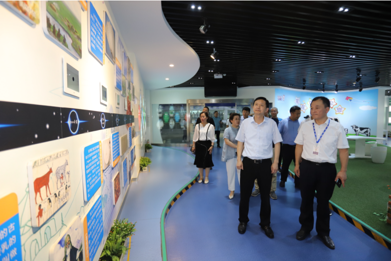 快讯|郑州市二七区委副书记、区长虎荣鑫莅临河南登录入口乳业集团调研