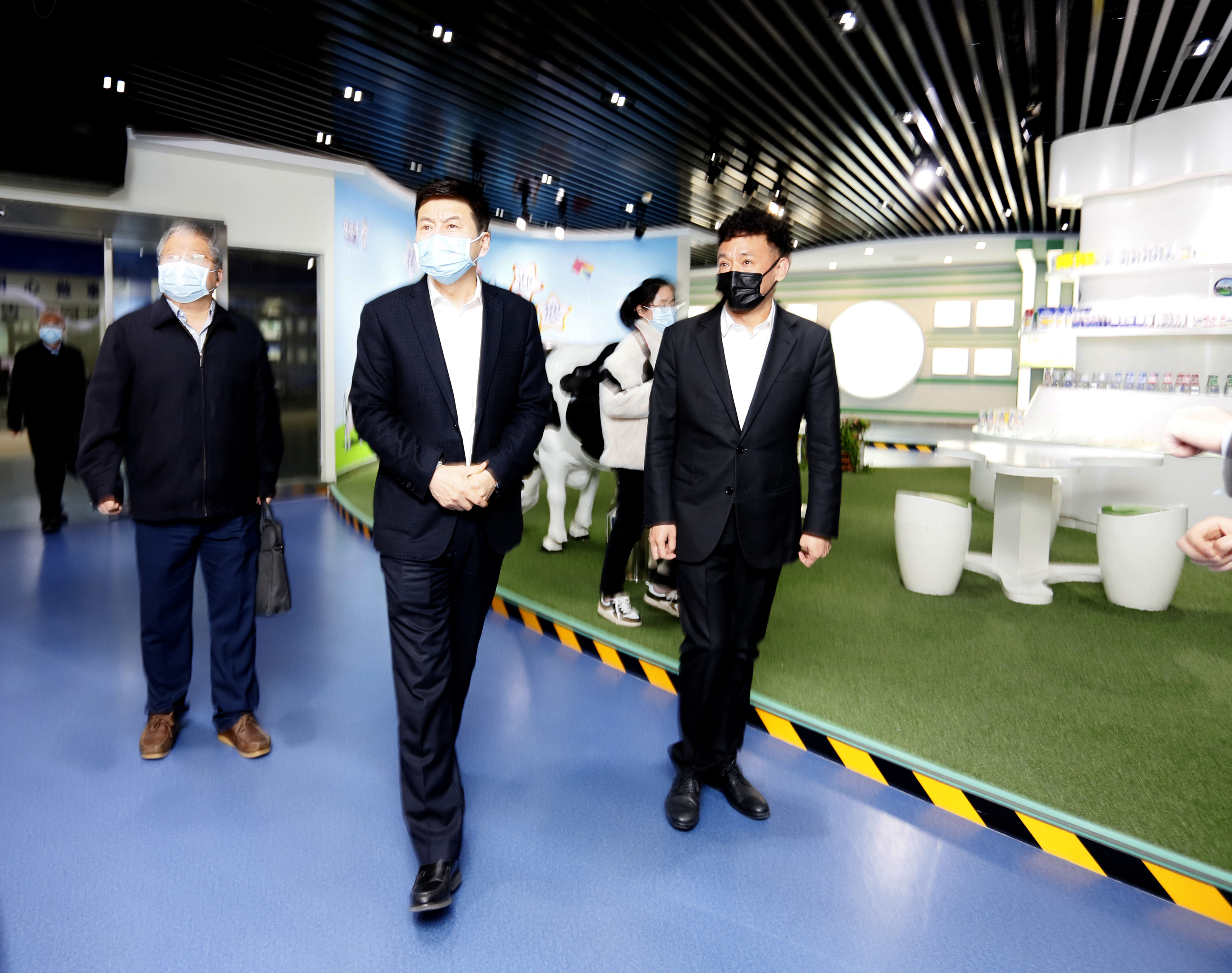 河南省委常委、副省长费东斌莅临 登录入口乳业集团调研