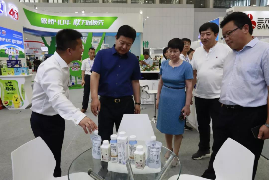 致敬祖国70华诞 |登录入口亮相第十届中国奶业大会