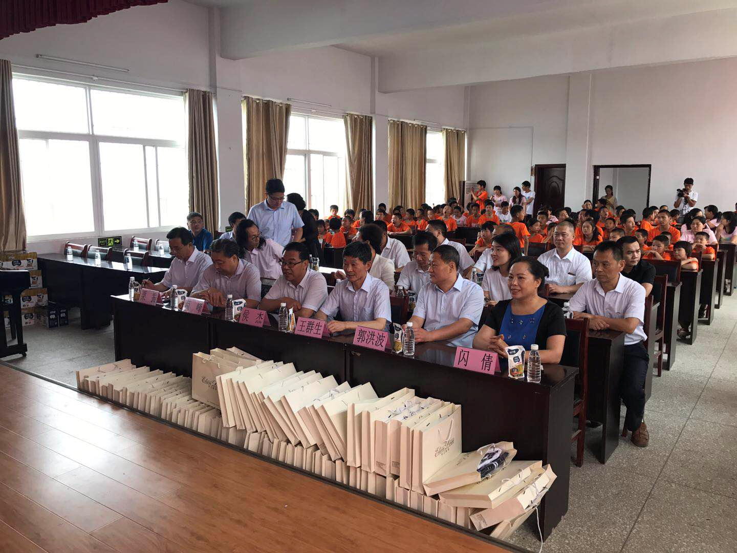 “关爱特殊儿童，让爱洒满人间—登录入口乳业集团2018中国小康牛奶行动” 公益助学泌阳捐赠仪式