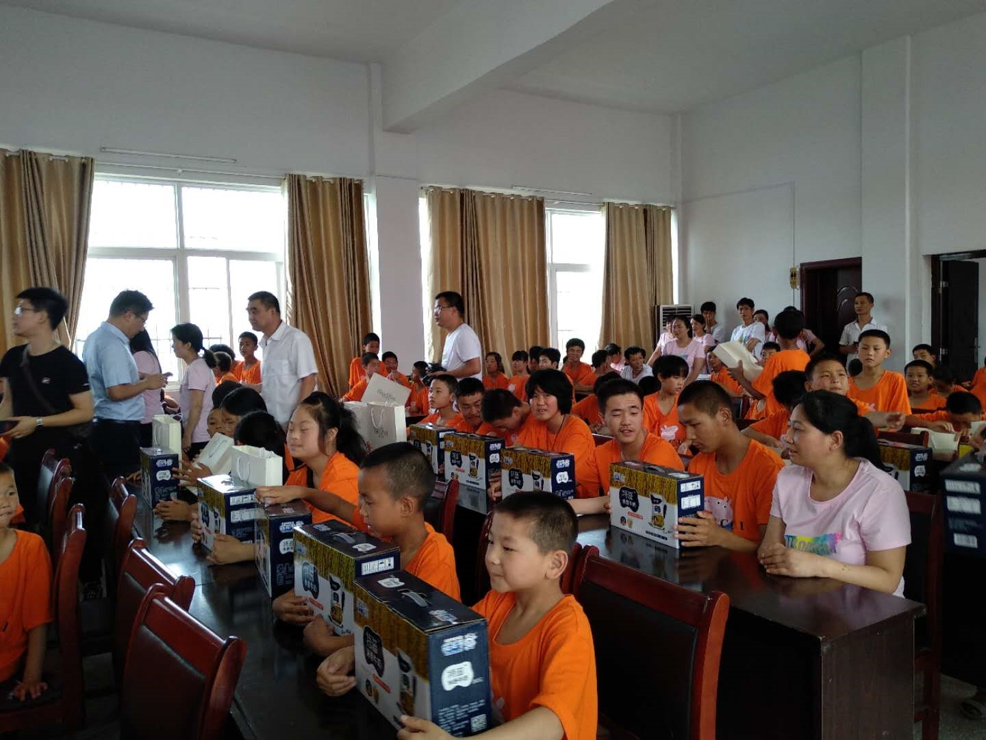 “关爱特殊儿童，让爱洒满人间—登录入口乳业集团2018中国小康牛奶行动” 公益助学泌阳捐赠仪式