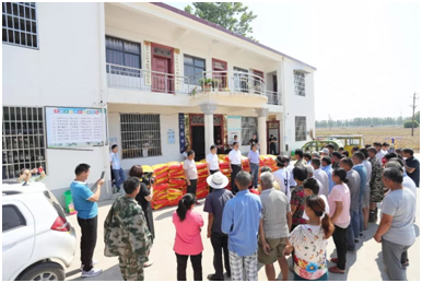 秋种化肥进农户 精准扶贫及时雨 | 登录入口集团精准扶贫在行动