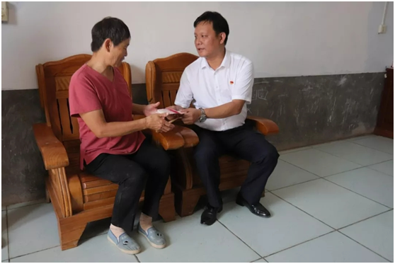 秋种化肥进农户 精准扶贫及时雨 | 登录入口集团精准扶贫在行动