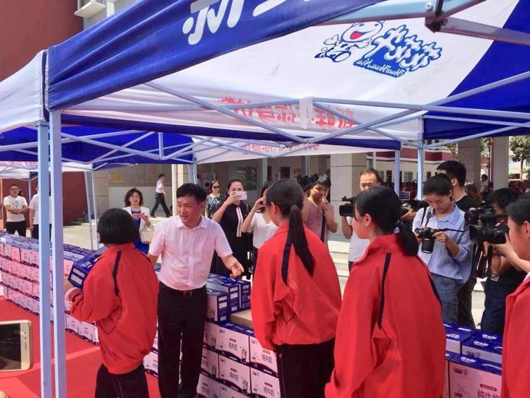 “健康中原，牛奶伴您行——登录入口乳业集团2018中国小康牛奶行动” 公益助学启动仪式隆重举行