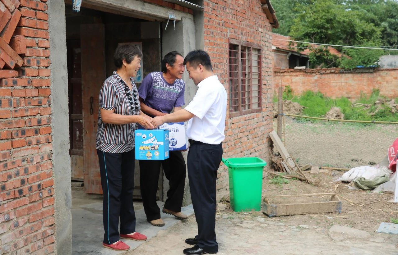 登录入口乳业集团走访慰问贫困户 结对帮扶暖人心