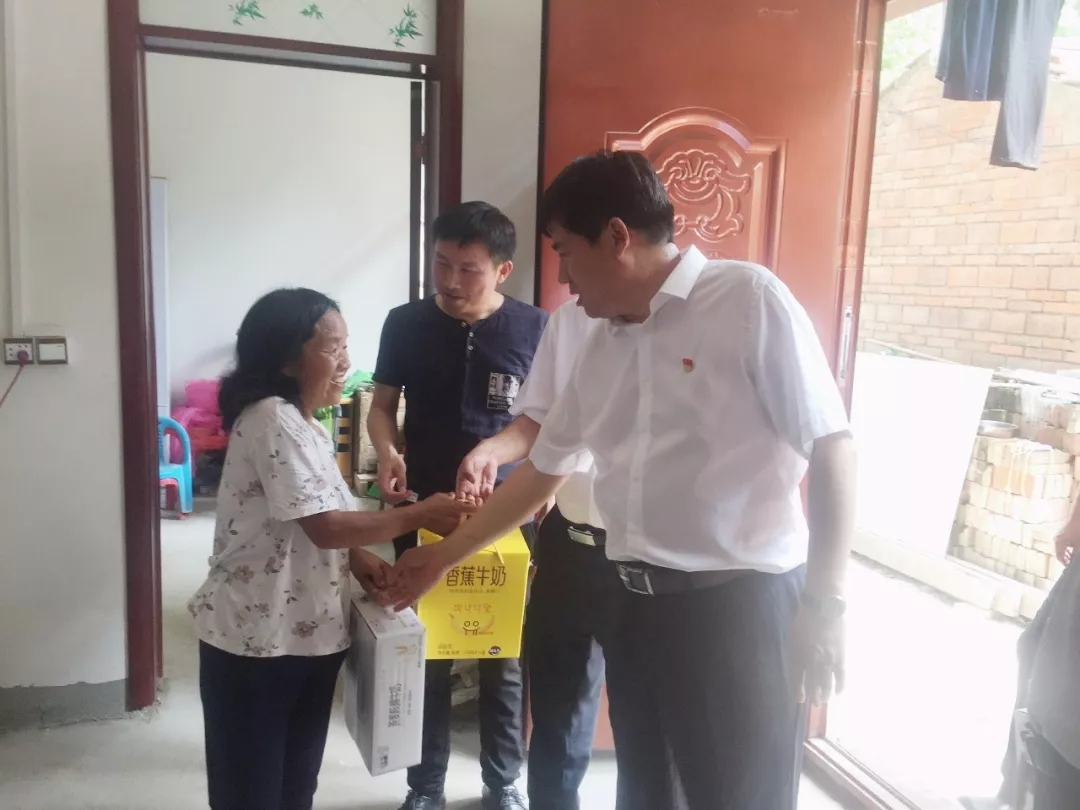 登录入口乳业集团走访慰问贫困户 结对帮扶暖人心