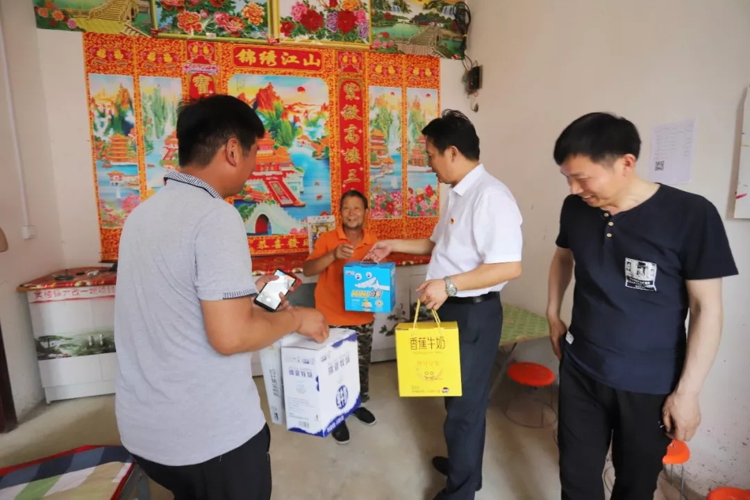 登录入口乳业集团走访慰问贫困户 结对帮扶暖人心