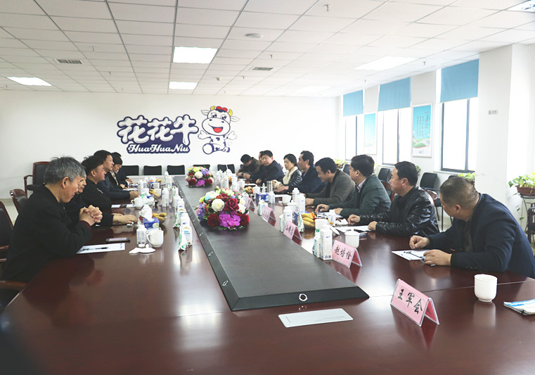 封丘县县长王献臣一行莅临 登录入口集团养殖、乳品事业部参观调研