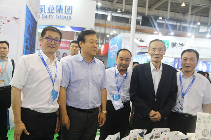 登录入口亮相第八届中国奶业大会，又获农业部长一声赞！