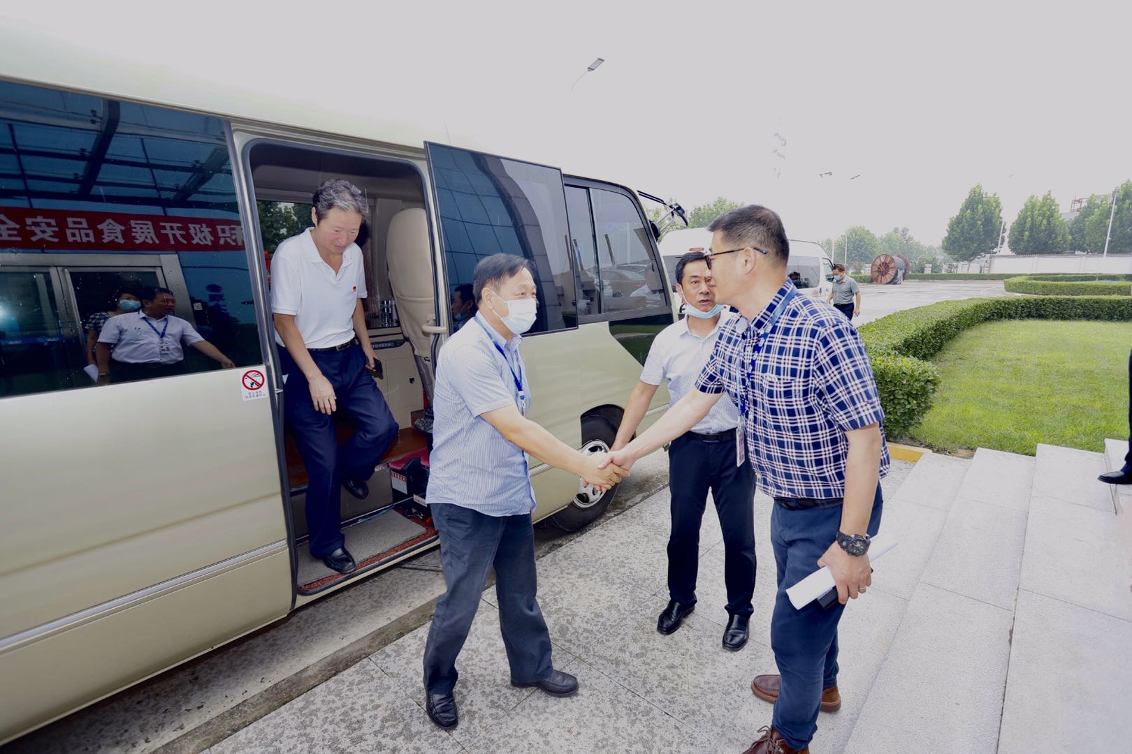 快讯|郑州市人大代表莅临河南登录入口乳业集团参观调研