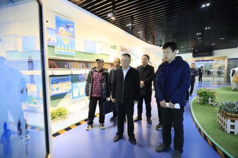 河南省发展改革委价调处副处长马冰一行莅临登录入口乳业集团参观调研