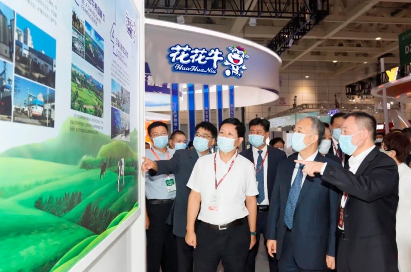 第十三届奶业大会暨D20峰会在泉城济南召开 | 登录入口乳业荣膺“优 秀乳品加工企业”