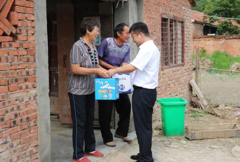 登录入口乳业集团走访慰问贫困户 结对帮扶暖人心