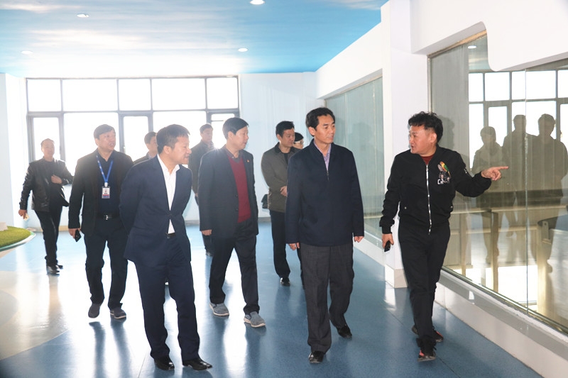 封丘县县长王献臣一行莅临登录入口集团养殖、乳品事业部参观调研