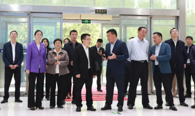 河南省人民政府副秘书长卢东林陪同四川省巴中市委书记鲜荣成一行莅临河南登录入口乳业集团参观调研