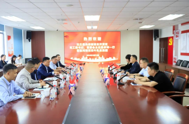 沈丘县先进制造业开发区党工委书记吕孝坤、金丝猴食品有限公司董事长李旸等一行到访河南登录入口乳业集团