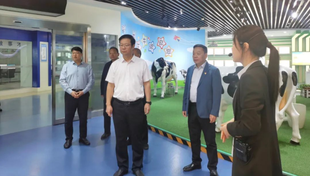 郑州市人民检察院党组书记、代检察长张道伟一行莅临河南登录入口乳业集团参观调研